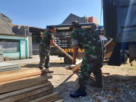 Kejar Target di Perehaban RTLH, TNI Gelontorkan Material Kayu