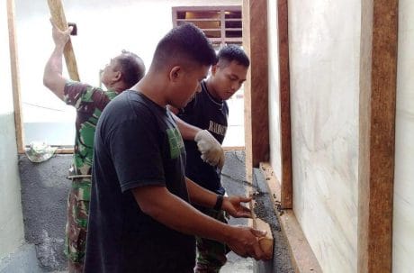 ILMU PERTUKANGAN DIAJARKAN SATGAS TMMD KEPADA WARGA