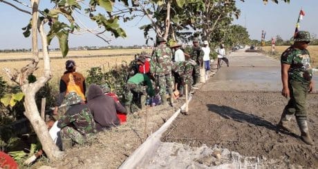 Terus “Digenjot” Pembetonan Jalan TMMD