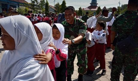 Hilangkan Kejenuhan Satgas TMMD Ajak Bermain Murid-Murid SD