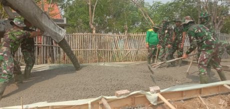 Pengecoran Jalan, Satgas TMMD 105 Kronjo Kembali Terjunkan Truk Molen