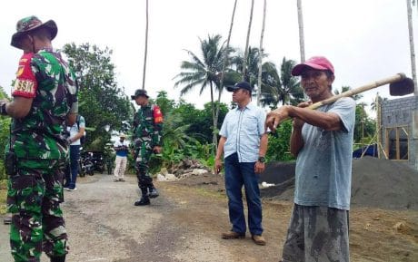 BERMODALKAN CANGKUL TUA, KAKEK FRANS BERSEMANGAT IKUT KERJA BAKTI BANTU SATGAS TMMD
