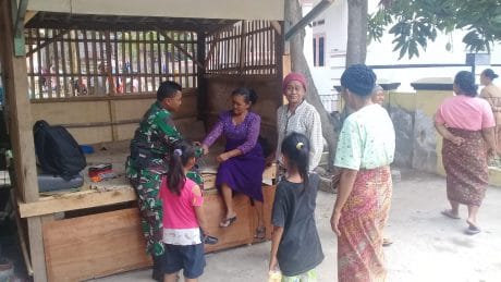 Warga Blukbuk Antri Berobat Gratis di Lokasi TMMD Kronjo