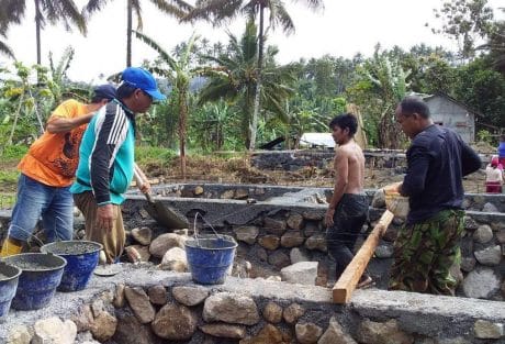 KELUARGA KAMASI MANDAK TIDAK MENYANGKA KALAU RUMAH MEREKA AKAN DI BEDAH SATGAS TMMD 105 KODIM 1310/BITUNG