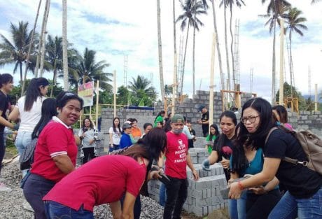 WARGA DUASUDARA BERBONDONG-BONDONG DATANGI PENGERJAAN KANTOR TIGA PILAR