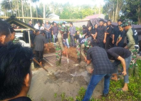 KEPEDULIAN SATGAS TMMD KE-105 TERHADAP MASYARAKAT