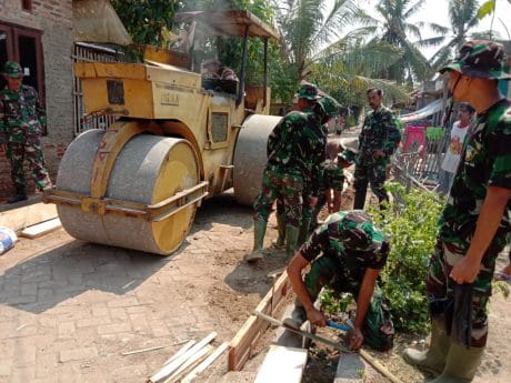 TMMD 105 Kronjo Kebut Pembangunan Jalan Desa Blukbuk