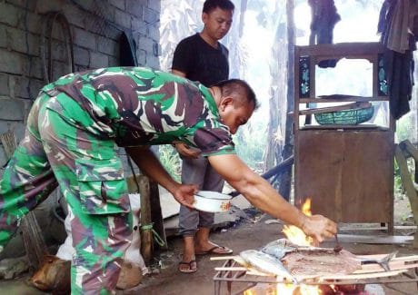 RAYAKAN HUT, PERSONEL SATGAS DAN WARGA BUAT ACARA BAKAR IKAN BERSAMA