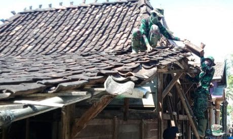 Tentara Ganti Genteng Rumah Warga Yang Bocor