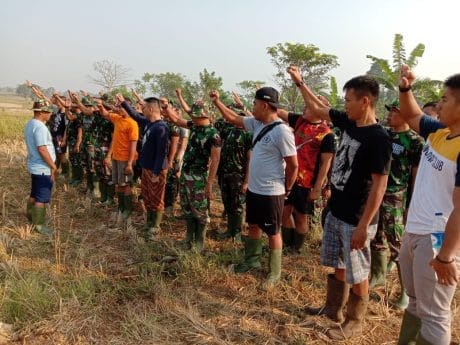 Obrolan TNI dan Warga Yang Seru Di Lokasi TMMD Kronjo