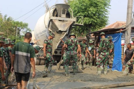 Alat berat membantu TNI dan warga