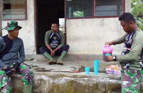 WARGA DENGAN SUKARELA MENYIAPKAN HIDANGAN RINGAN BAGI SATGAS TMMD