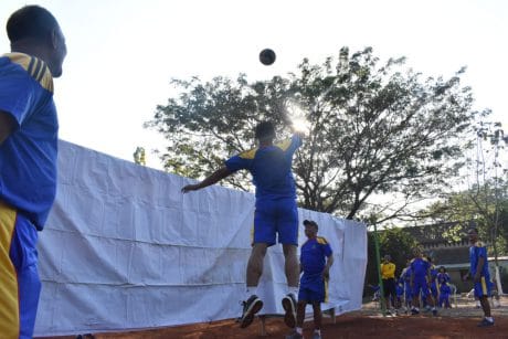 Ada-Ada Aja Cara TNI di Madiun Bermain Voli