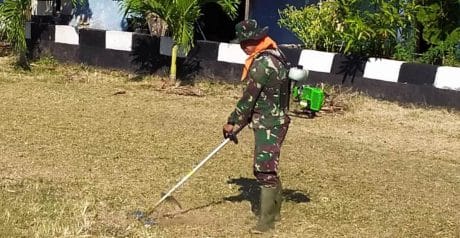 TNI Yang Mahir Potong Rumput