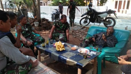 Gorengan Warga Hantar Kekompakan Satgas TMMD Kronjo