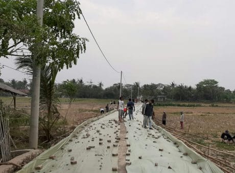 Berat Sama di Pikul Ringan Sama di Jinjing, Ini Potret Kebersamaan TMMD Kronjo