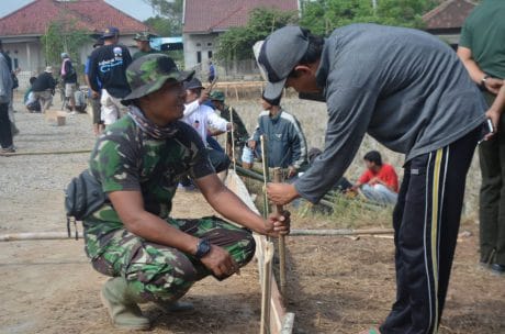Begini Kekompakan TNI & Warga di TMMD 105 Kronjo