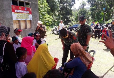 ANTUSIAS WARGA DUASUDARA MENGHADIRI ACARA SUNATAN MASSAL