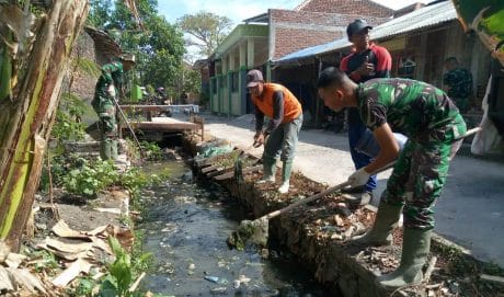 Satgas TMMD Pelopori Bersih-Bersih Lingkungan