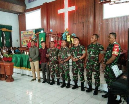 MEMOHON KESEHATAN DAN KESELAMATAN DALAM MELAKSANAKAN TUGAS, ANGGOTA SATGAS BERIBADAH DI GEREJA