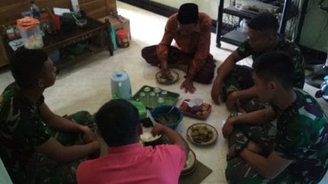 Guyub Rukun TNI Dan Warga Saat Menikmati Makanan Khas Ndeso