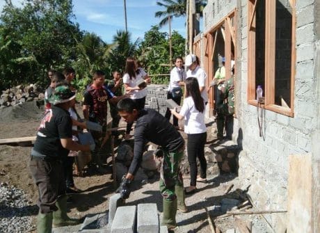 LURAH DUASUDARA DAN PERANGKAT KELURAHAN TURUN BANTU PERSONEL SATGAS TMMD