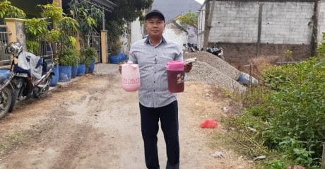 Bergiliran, Warga Sediakan makanan dan Minum Untuk Satgas TMMD