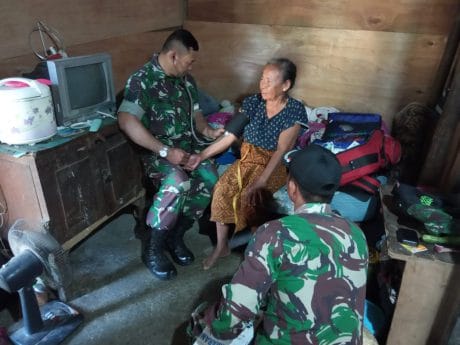 Tim Kesehatan Satgas TMMD ke 105 Sasar rumah Lansia dan jompo