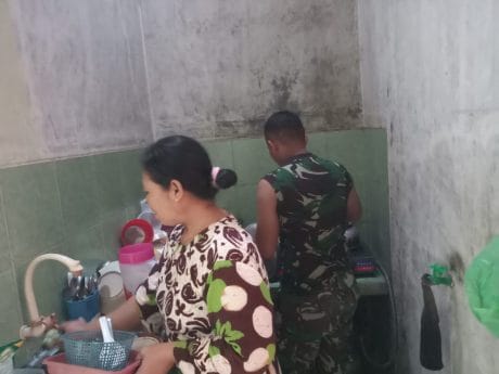 Tanpa Rasa Canggung Dan Ragu, Anggota Satgas TMMD Bantu Warga Masak Di Dapur.