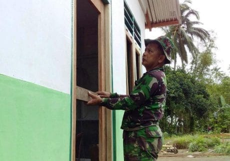 PRAJURIT SATGAS TMMD KE-105 FINISHING BEDAH RUMAH