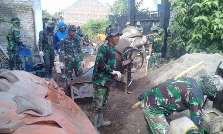 Puluhan TNI Genjot Pengecoran Jalan di Perum Pesona Asri