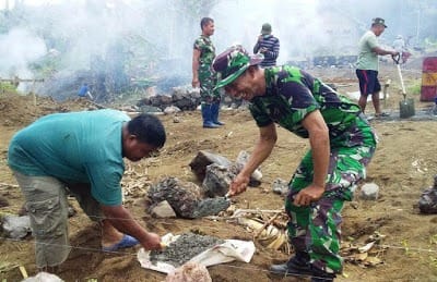 UNTUK DETEKSI DINI DAN CEGAH DINI, PERSONEL SATGAS TMMD KE-105 KODIM 1310/BITUNG BANGUN KANTOR TIGA PILAR DESA