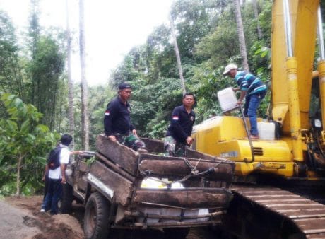 AGAR PEKERJAAN TIDAK TERHENTI, SATGAS TMMD STAND BY SIAPKAN ASUPAN BBM ALAT BERAT