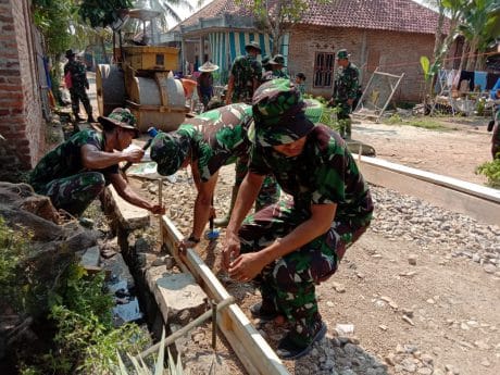 Kejar Target Satgas TMMD 105 Desa Blukbuk Pasang Bagesting