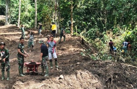 WARGA KERAHKAN TENAGA BANTU SATGAS BUKA JALAN