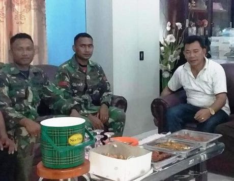 TINGGAL DIRUMAH WARGA, SATGAS TMMD JALIN HUBUNGAN KEKELUARGAAN
