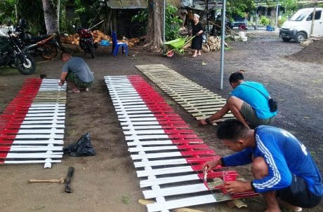 SEMARAK SAMBUT HUT RI KE-74, SATGAS DAN WARGA BUAT PAGAR MERAH PUTIH