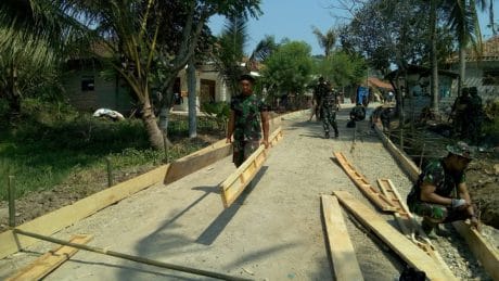 Lanjutkan Pengecoran Jalan, Satgas Kebut Pasang Bessing