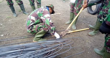 Bangun Jalan TMMD,  Ratusan Batang Besi “Dipatahkan” TNI