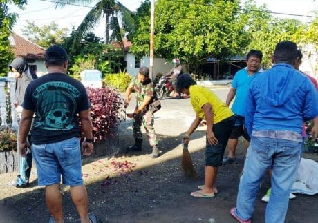 IKUT MELIBATKAN DIRI, SATGAS TMMD BERSIH BERSIH DI JUMAT BERSIH