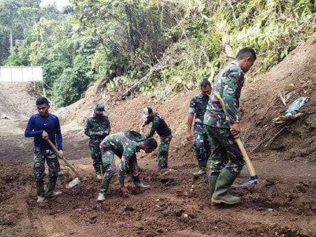 WARGA ANTUSIAS MELIHAT KINERJA PRAJURIT SATGAS TMMD 105