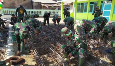 Belajar Ilmu Merakit Besi di Lokasi TMMD