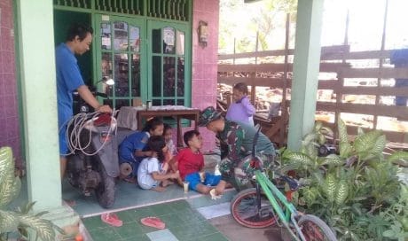 Rela “Momong” Anak Warga Desa Sasaran