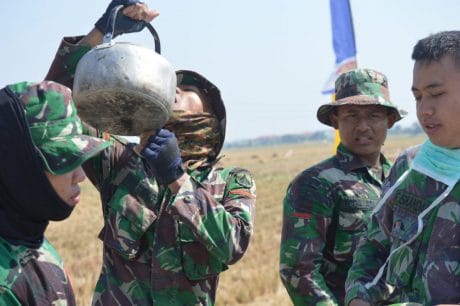 Meski Cuaca Tak Bersahabat, Prajurit Bersama Warga Semangat Kerjakan Fisik TMMD Kodim Demak