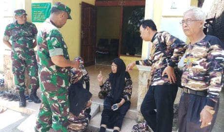 Dengan menjaga komunikasi yang baik de