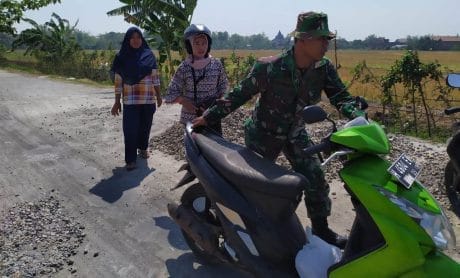 Satgas TMMD Yang Jadi Bengkel Motor Dadakan