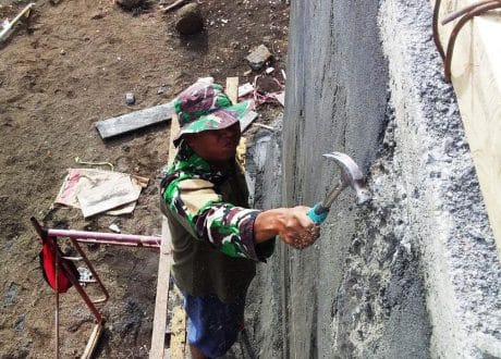 TIDAK PEDULI KENDALA DI LOKASI KERJA, PRAJURIT SATGAS TETAP SEMANGAT BEKERJA