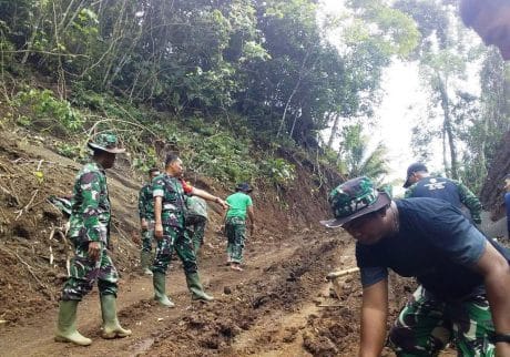 SAAT MENINJAU LOKASI SASARAN POKOK TMMD 105, DANSATGAS BERI MOTIVASI DAN SEMANGAT