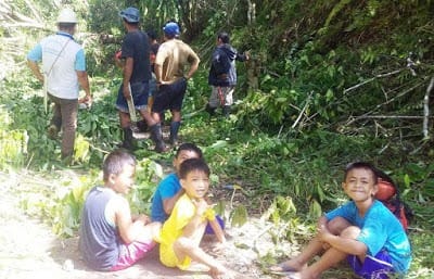 KECERIAAN ANA-ANAK MEWARNAI TUGAS KERJA SATGAS TMMD KE-105 DI KELURAHAN DUASUDARA