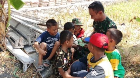 Anak-Anak Juga Menikmati Kehadiran Satgas TMM